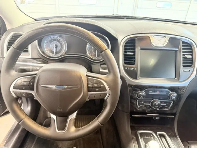 2016 Chrysler 300 C - Photo 12