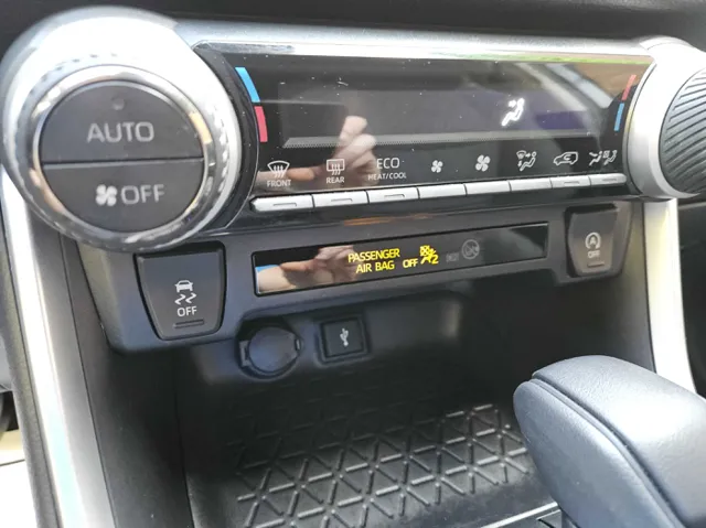 2022 Toyota RAV4 XLE photo 18