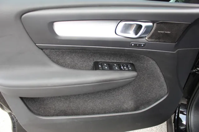 2022 Volvo XC40 T5 Momentum photo 11